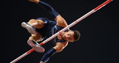 Valentin Lavillenie franchit une barre lors du concours du saut à la perche des Mondiaux d'athlétisme de Doha, le 28 septembre 2019.