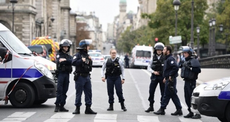 Des policiers bloquent le passage aux abords de la préfecture de police de Paris, le 3 octobre 2019.