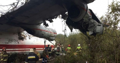 Photo diffusée le 4 octobre 2019 par le ministère des urgences montrant des équipes de secours cherchant des victimes de l'atterrissage en urgence d'un avion cargo près de l'aéroport de Lviv, en Ukraine.