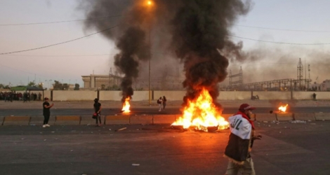 Des manifestants irakiens brûlent des pneus à Bagdad le 4 octobre 2019.