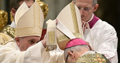 Le père jésuite canadien d'origine tchèque Michael Czerny reçoit sa mitre des mains du Pape François, lors de son ordination comme cardinal, le 4 octobre 2019 à la basilique Saint-Pierre de Rome.