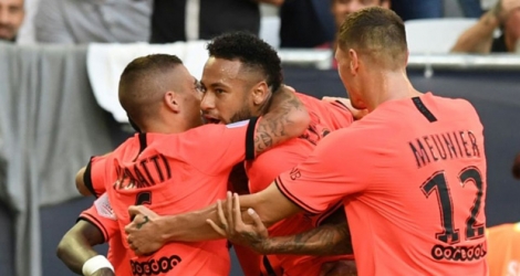 L'attaquant du PSG Neymar (c) est congratulé par ses coéquipiers après avoir inscrit un but contre Bordeaux, en L1, le 28 septembre 2018 à Bordeaux.