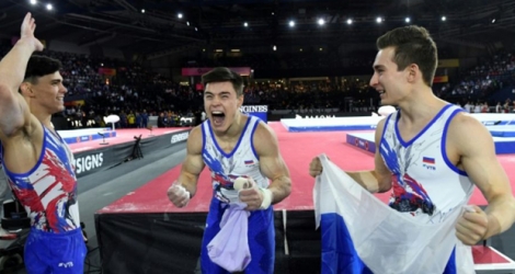 Les Russes Artur Dalaloyan (g) et Nikita Nagornyy (c) exultent après leur victoire en finale du concours par équipe aux Mondiaux de Stuttgart, le 9 octobre 2019.