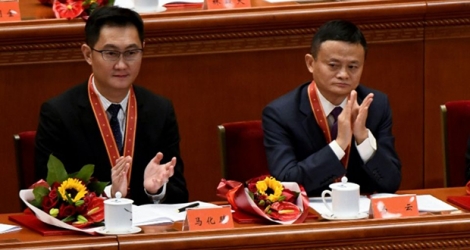 Jack Ma (d), co-fondateur d'Alibaba, et Pony Ma, patron du groupe internet Tencent, le 18 décembre 2018 au Palais du Peuple, à Pékin.