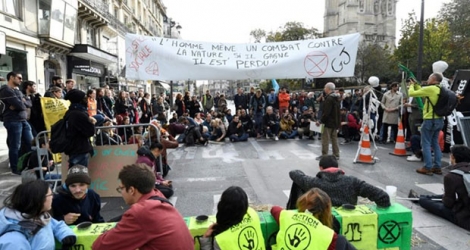Des militants du mouvement écologiste Extinction Rebellion (XR) bloquent la rue de Rivoli, le 10 octobre 2019 à Paris.