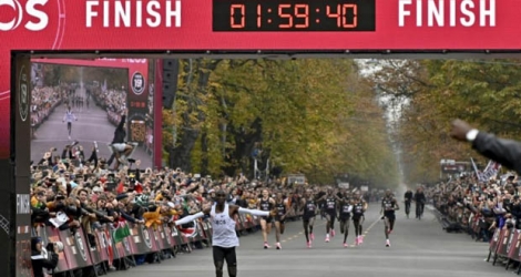 Le Kényan Eliud Kipchoge franchit la ligne d'arrivée du marathon de Vienne, en devenant le 1er homme à passer sous la barre des 2 heures au marathon, le 12 octobre 2019.