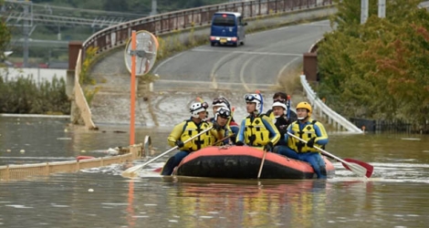 Des sauveteurs japonais dans sdes opérations de secours à Nagano le 14 octobre 2019.