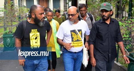 Ashok Subron de Rezistans ek Alternativ face à la presse après la décision de la Cour sur le procès qu’il intente à l’Etat ce mardi 14 octobre. 