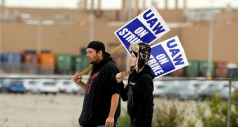 Des grévistes devant une usine General Motors dans le Michigan, le 11 octobre 2019.
