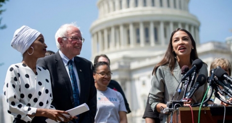 Ilhan Omar, Bernie Sanders et Alexandria Ocasio-Cortez devant le Congrès à Washington le 24 juin 2019.