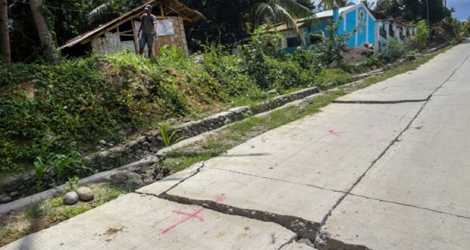 Une route fracturée par le séisme du 16 octobre 2019 aux Philippines, sur l'île de Mindanao.
