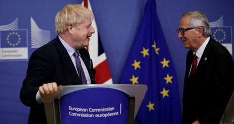 Le Premier ministre britannique Boris Johnson et le président de la Commission européenne Jean-Claude Juncker annoncent un accords sur le Brexit le 17 octobre 2019 à Bruxelles.