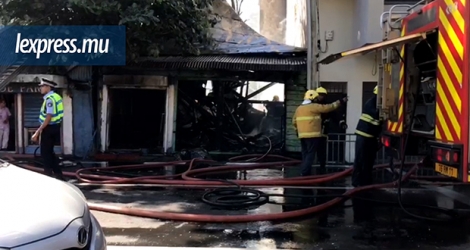 Un incendie a éclaté dans un magasin de tissus à la rue Moka, Port-Louis ce jeudi 17 octobre. 