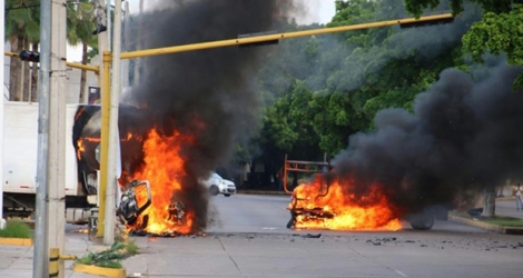 Des véhicules brûlés dans les rues de Culiacan le 17 octobre 2019.