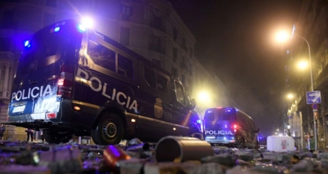 Des véhicules de police obligés de rouler sur des décombres jonchant les rues à Barcelone, le 18 octobre 2019.