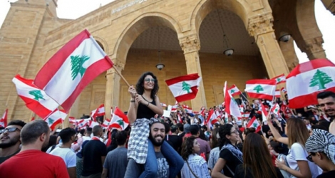 Des manifestants réclament le 21 octobre 2019 dans la capitale libanaise Beyrouth le départ d'une classe politique accusée d'incompétence et de corruption.