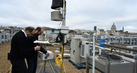 Olivier Laurent chercheur au Laboratoire des Sciences du Climat et de l'Environnement et Fouzi Benkhelifa, patron de Origins.earth, installent un détecteur de CO2 sur les toits de l'université Jussieu à Paris, le 20 octobre 2019.