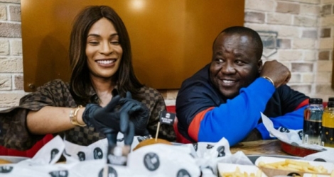 Walter et Cindey Tchassem, entrepreneurs camerounais, dans un de leurs fast-foods Black Star Burger, le 21 octobre 2019 à Moscou Photo Dimitar DILKOFF. AFP