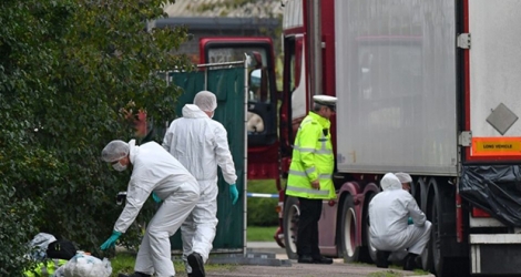 Des policiers légistes devant le camion frigorifique dans lequel 39 corps ont été découverts, le 23 octobre 2019 à Grays, près de Londres.