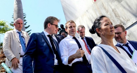 Emmanuel Macron lors d'une visite surprise dans le quartier rénové des Camélias, le 24 octobre 2019 à Saint-Denis-de-la-Réunion.
