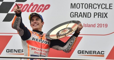 L'Espagnol Marc Marquez (Honda) pose sur le podium avec son trophée après sa victoire au GP d'Australie, catégorie MotoGP, le 27 octobre 2019 à Phillip Island.