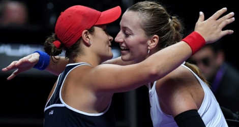 L'Australienne Ashleigh Barty congratuyle la Tchèque Petra Kvitova après l'avoir battue au Masters féminin, le 31 octobre 2019 à Shenzhen.