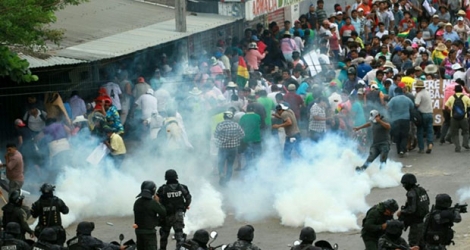 La police anti-émeute tire des gaz lacrymogènes sur la foule à Santa Cruz en Bolivie, le 28 octobre 2019.