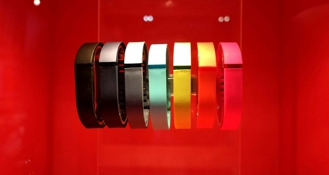 Photo prise le 8 janvier 2014 de bracelets de fitness connectés produits par Fitbit durant le salon international de la tech au Centre de convention de Las vegas. Google a annoncé le 1er novembre le rachat de cette marque pour 2,1 milliards de dollars.