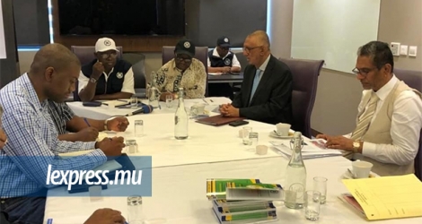 Le commissaire Irfan Rahman (2e à partir de la dr.) a eu une session de travail avec les observateurs de la SADC, ce vendredi 1er novembre.