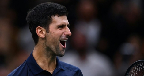 Novak Djokovic exulte à l'issue de sa finale gagnée contre le Canadien Denis Shapovalov au tournoi Masters 1000 de Paris, le 3 novembre 2019.