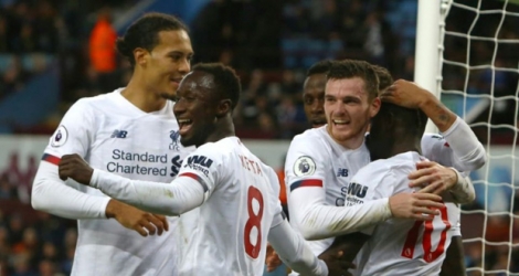 L'attaquant sénégalais de Liverpool Sadio Mané (d) vient de marquer le but de la victoire sur le terrain d'Aston Villa, le 2 novembre 2019 à Birmingham.