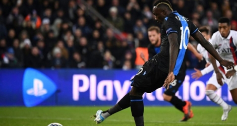 L'attaquant sénégalais de Bruges, Mbaye Diagne, tire le penalty lors du match de groupes de la Ligue des champions face au Paris-SG, au Parc des Princes, le 6 novembre 2019.