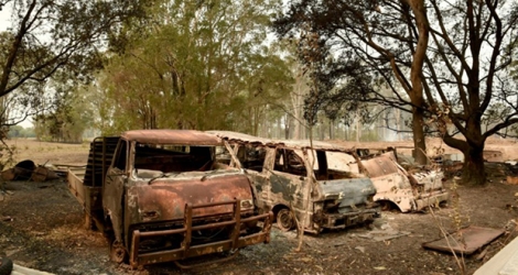 Des carcasses calcinées de véhicules après des incendies de brousse à Old Bar à 350 kms au nord de Sydney le 11 novembre 2019.