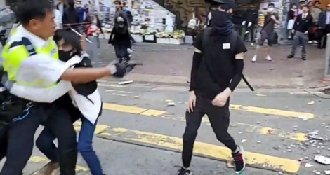 Une photo extraite d'une vidéo tournée par Cupid News le 11 novembre 2019 montrant un policier tirant sur un manifestant vêtu de noir à Hong Kong.