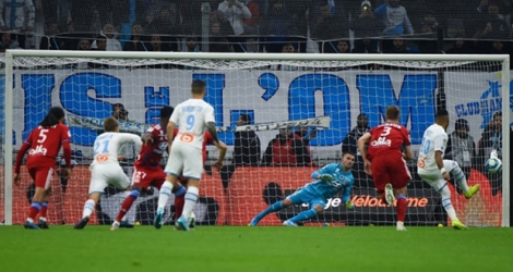 Dimitri Payet ouvre le score sur penalty pour Marseille, lors du choc des Olympiques contre Lyon au stade Vélodrome, le 10 novembre 2019.
