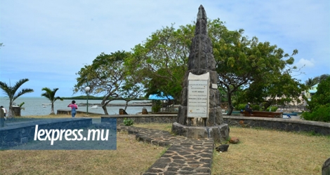 Le monument de Paul et Virginie, érigé en 1944, commémore le naufrage du navire «Le Saint-Géran», de la Compagnie des Indes orientales.