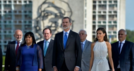 Le roi d'Espagne Felipe VI (centre) et la reine Letizia (droite) participent à une cérémonie Place de la Révolution à La Havane, le 12 novembre 2019 Photo Yamil LAGE. AFP