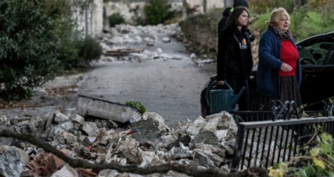 Des habitants inspectent les dégâts au Teil, le 12 novembre 2019, au lendemain du séisme qui a frappé la vallée du Rhône Photo JEFF PACHOUD. AFP