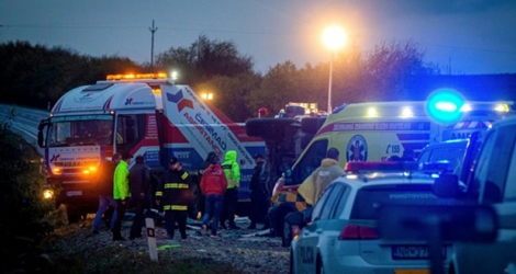 Des équipes de secours sur les lieux d'une collision entre un bus et un camion, le 13 novembre 2019 près de Mitra, dans l'ouest de la Slovaquie.