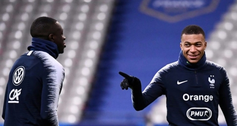 L'attaquant Kylian Mbappé (d) et le latéral Benjamin Mendy à l'entraînement au Stade de France de Saint-Denis, le 13 novembre 2019.