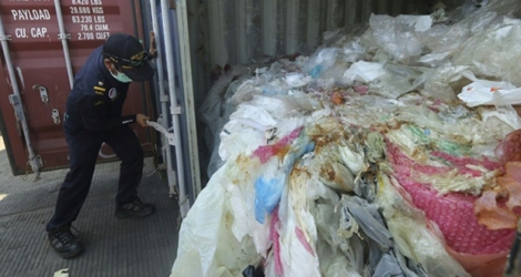 Un conteneur de déchets plastique illégalement importés est ouvert en Indonésie en juillet 2019. Le pays en renvoie de plus en plus vers l'Europe.