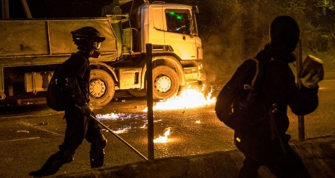 Un cocktail molotov brûle près d'un camion après que le chauffeur a tenté de forcer un barrage de manifestants à Hong Kong le 14 novembre 2019.