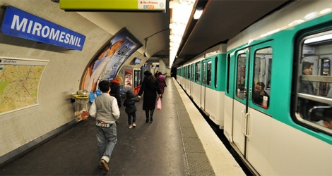 Le train ne s'est pas arrêté à trois stations du métro parisien.