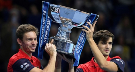 Les Français Nicolas Mahut et Pierre-Hugues Herbert, après leur succès en finale du Masters de double, le 17 novembre 2019 à Londres.