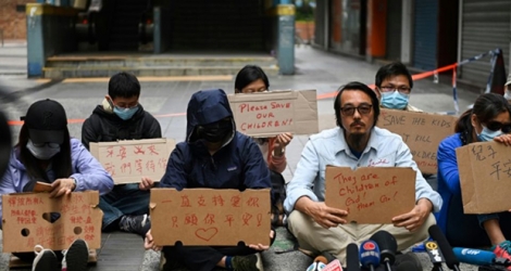 Des membres des familles des étudiants retranchés dans l'université PlyU de Hong Kong manifestent près du campus le 19 novembre 2019.