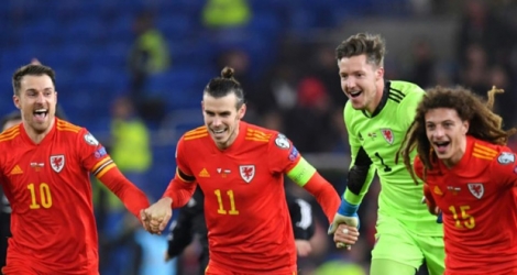 L'attaquant Gareth Bale (2e g) et ses coéquipiers gallois fêtent leur qualification à l'Euro 2020 après leur victoire sur la Hongrie, à Cardiff, le 19 novembre 2019.
