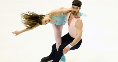 Gabriella Papadakis et Guillaume Cizeron, premiers danseurs sur glace à réaliser plus de 90 points, avec 90,03 pts lors du programme court du Trophée NHK à Sapporo, le 22 novembre 2019.