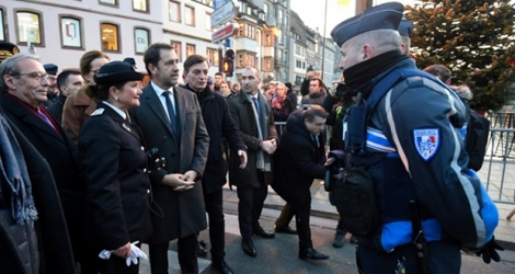 Le ministre de l'Intérieur Christophe Castaner (3è g) s'adresse à des policiers, lors de sa visite au marché de Noël à Strasbourg, le 22 novembre 2019.