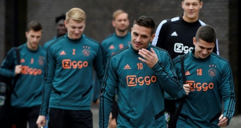 Les joueurs de l'Ajax Amsterdam arrivent pour assister à une séance d'entraînement à la veille du match de Ligue des champions contre Chelsea, le 22 octobre 2019, à Amsterdam.