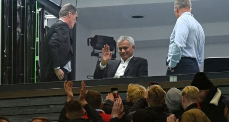 L'ancien entraîneur portugais Jose Mourinho (c) saluent ses supporters d'un studio de TV lors d'un match de Premier League entre Manchester United et Liverpool, à Old Trafford, le 20 octobre 2019.